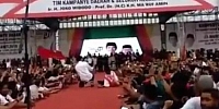 Heboh... Iriana Jokowi Jatuh di Panggung Saat Hendak Selfie 